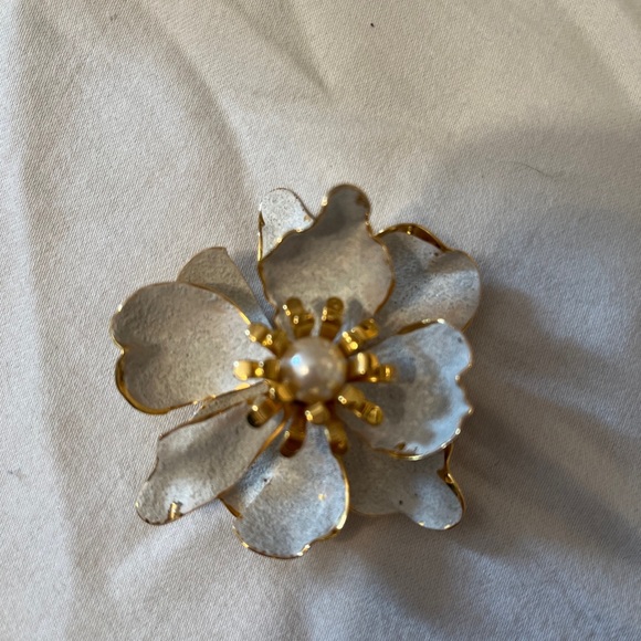 Vintage White and Goldtone pin with Faux Pearl in center. - Picture 2 of 8